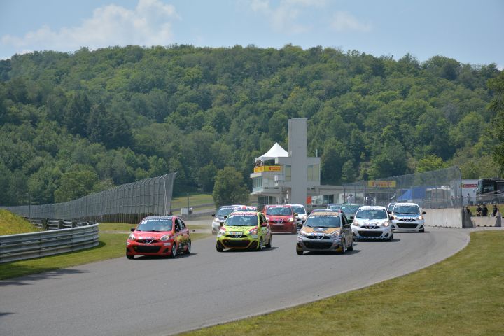 Plusieurs Nissan Micra en course lors d'une course de la Coupe Nissan Sentra