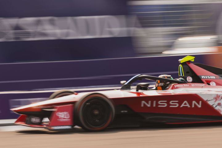 Face avant de la voiture Nissan Formule E roulant sur la piste.