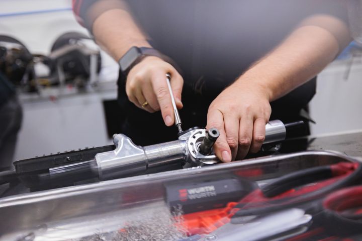 Nahaufnahme auf zwei Hände, die ein Formel E Bauteil zusammensetzen