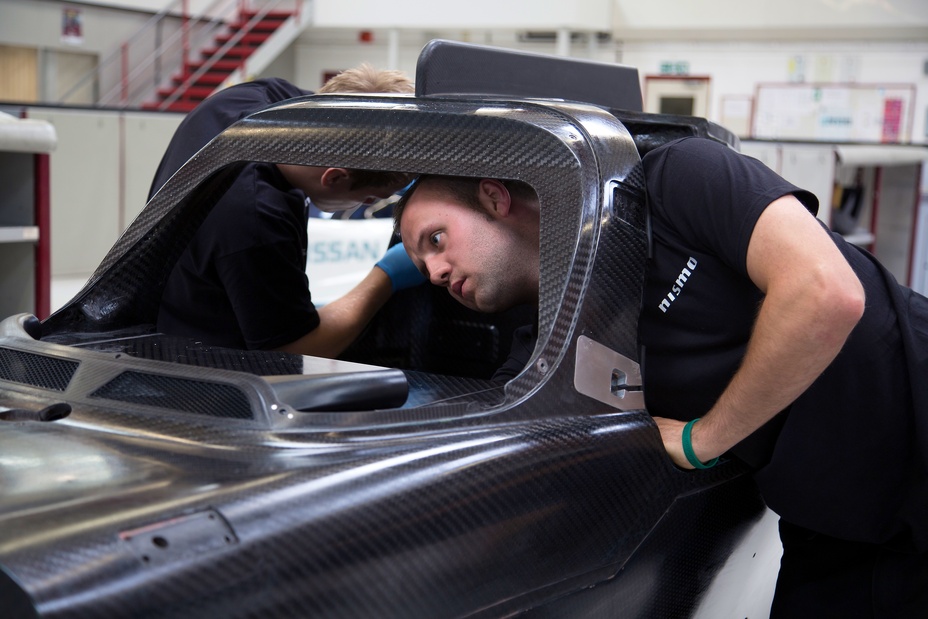 dos hombres montando un chasis Nissan ZEOD RC