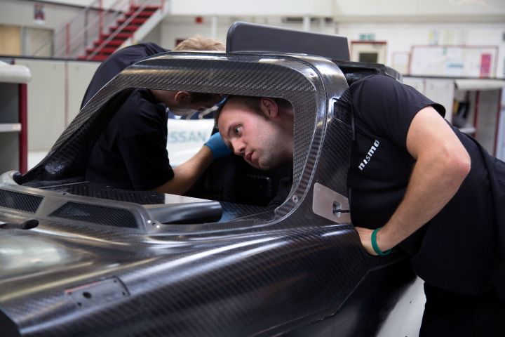 dos hombres montando un chasis Nissan ZEOD RC