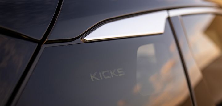 Foto de la ventana con su marco cromado y grabado el nombre Kicks