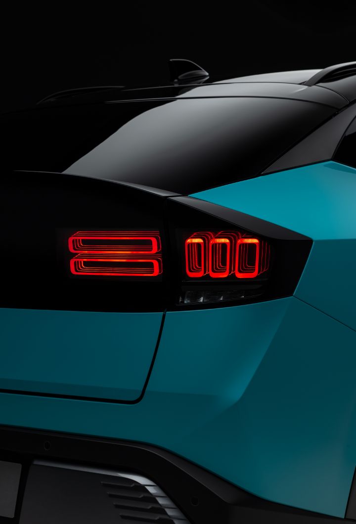 Détails de la partie arrière de la nouvelle Nissan LEAF avec les feux arrière rouges sur fond sombre