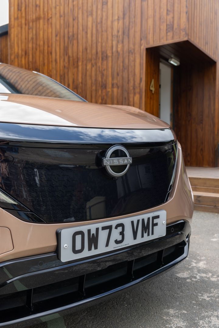 Gros plan du Nissan Ariya, garé devant la Nissan Energy House à Nottingham