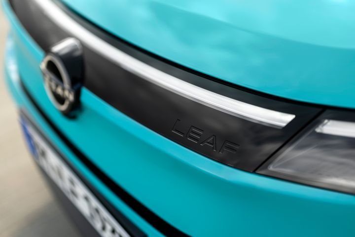 Detail des türkis-schwarzen Kühlergrills eines Nissan LEAF