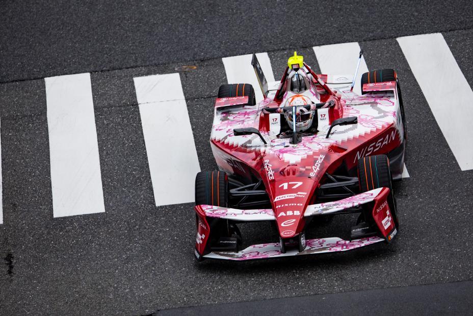 Norman Nato, en course, au volant de sa monoplace N°17