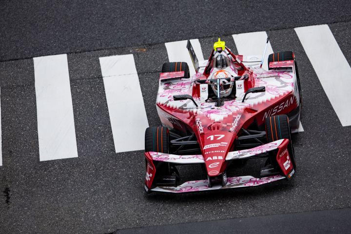 Norman Nato, en course, au volant de sa monoplace N°17