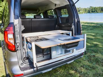 Nissan präsentiert den vollelektrischen Nissan Townstar EV Kombi mit Campingausbau. Neben einem praktischen Küchenmodul fährt der Familienstromer unter anderem mit bequemem Dachzelt vor.