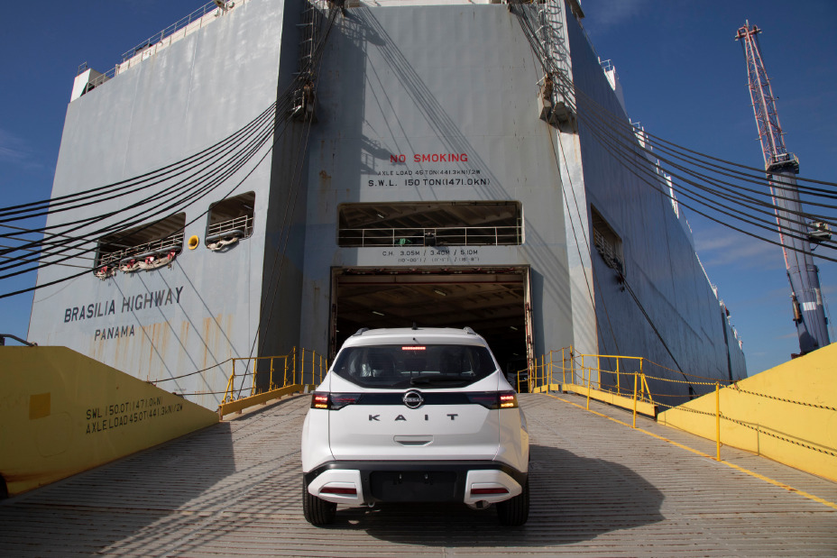 Nissan Kait branco sobe a rampa que dá acesso ao navio cinza chamado Brasilia Highway, do Panamá
