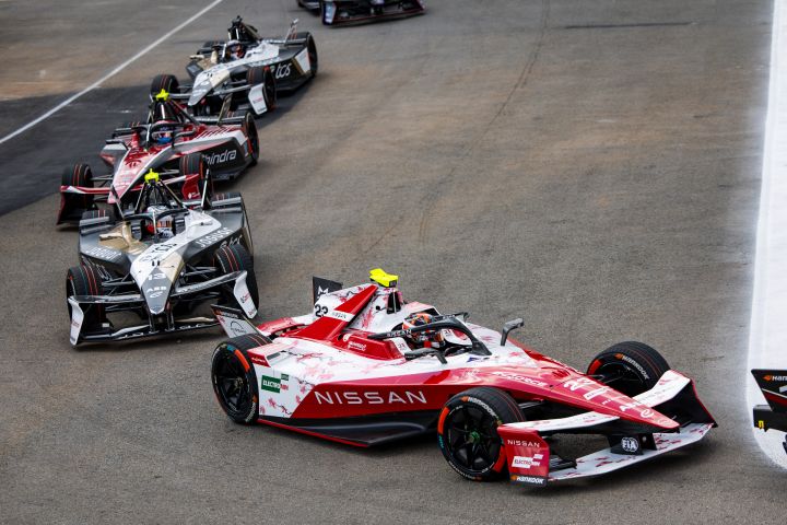 Norman Nato im Auto mit der Nummer 23 während des E-Prix von São Paulo, mehrere Autos hinter ihm.