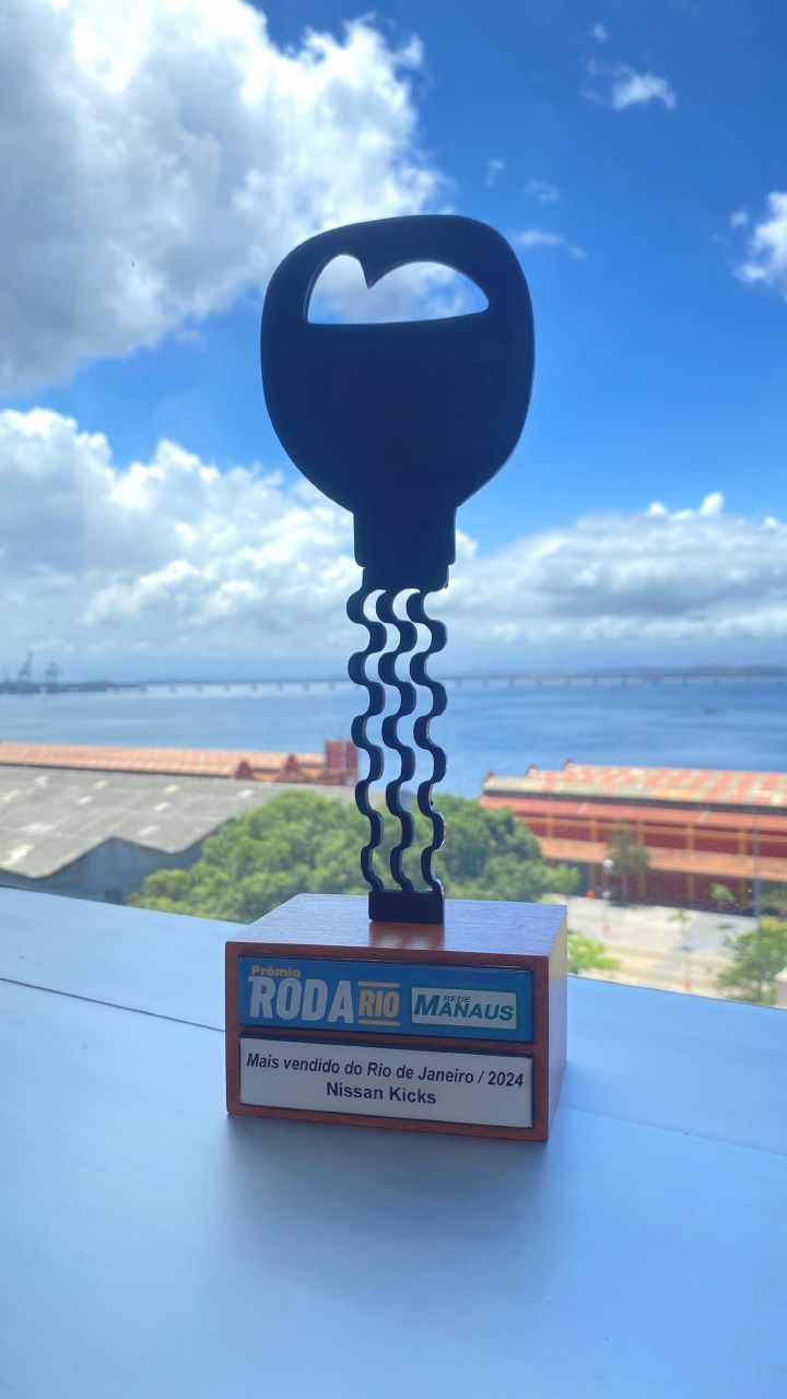 Prêmio RodaRio da Rede Manaus com a inscrição ‘’Mais vendido do Rio de Janeiro/ 2024 Nissan Kicks’’