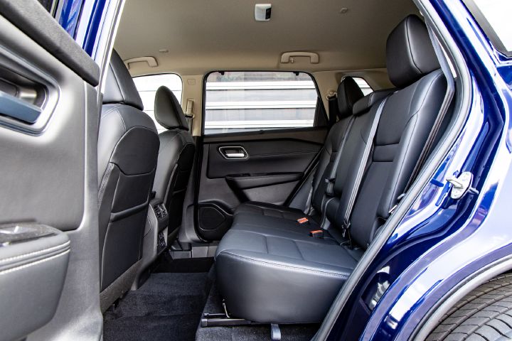 Blick durch die geöffnete Seitentür auf die zweite Sitzreihe im Inneren des Nissan X‑Trail
