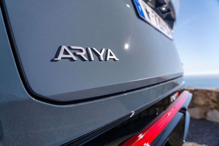 Gros plan sur le logo Ariya situé sur le bas gauche du coffre du nouvel Ariya Nismo