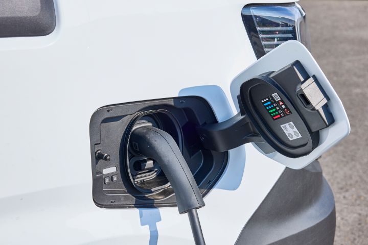 Detailaufnahme vom Elektro-Ladeanschluss mit eingestecktem Ladekabel am Nissan Interstar-e mit Bäckereikoffer