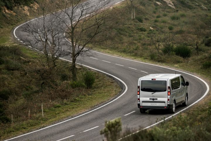 Nissan PRIMASTAR vista de trás, em estrada com vegetação à volta