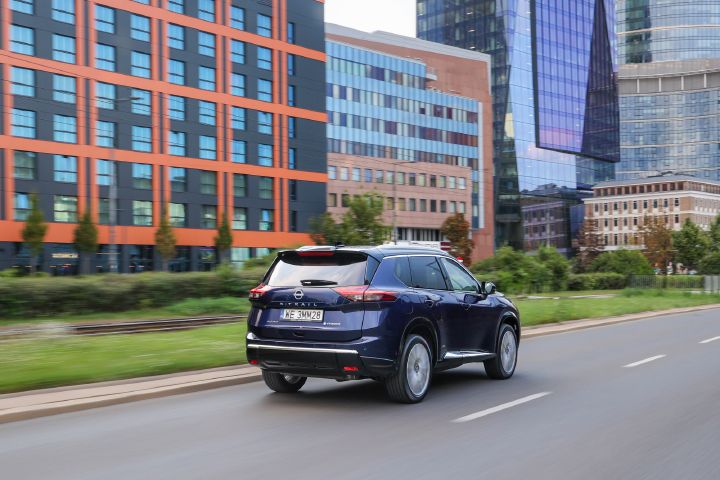 Nowy Nissan X‑Trail Tekna+ – ujęcie dynamiczne