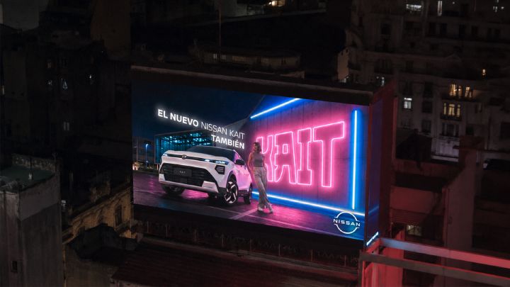 Foto del cartel de Nissan Kait en el Obelisco porteño