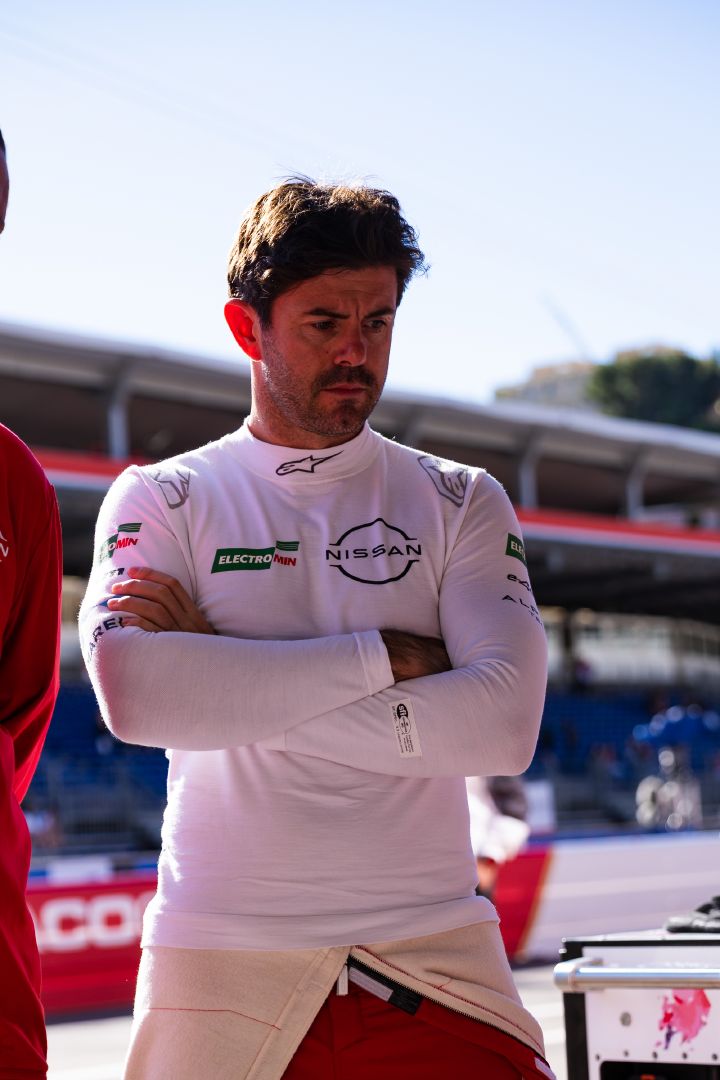 Norman Nato steht in weißem Shirt mit verschränkten Armen in der Nissan Formel E Box