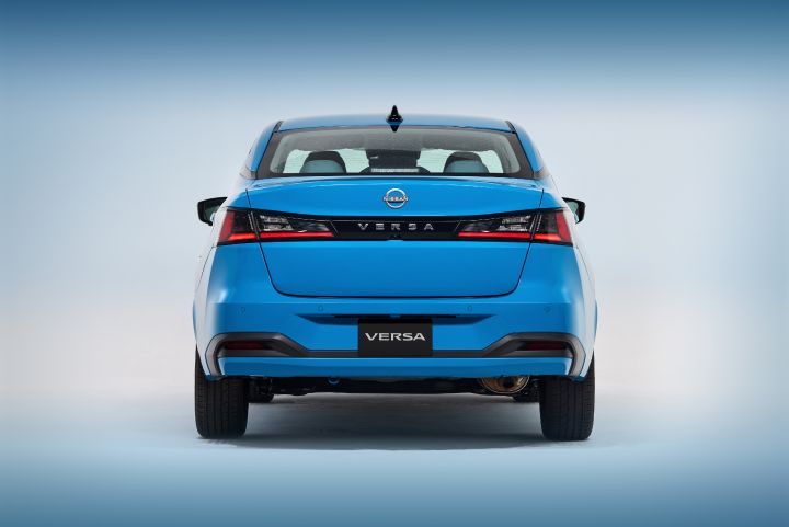 Fotografía de Nissan Versa 2026 parte trasera derecho.