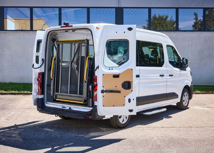 3/4 Heckansicht vom Nissan Interstar-e mit MobiTEC Ausbau, durch die geöffneten Heckflügeltüren sieht man den eingeklappten Rollstuhllift