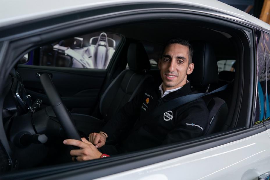 El piloto de Fórmula E para Nissan e.dams, Sebastien Buemi, adopta la movilidad eléctrica dentro y fuera de la pista