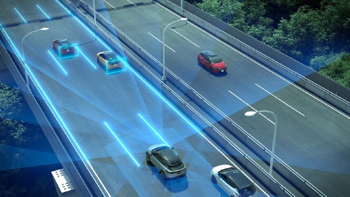 Vista panorámica de un vehículo; Nissan Intelligent Mobility en uso en carretera