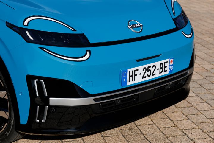 Frontpartie eines blauen Nissan Micra