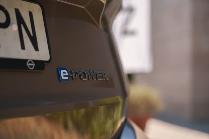 Detailansicht auf den e‑Power Schriftzug am Heck des Nissan X‑Trail