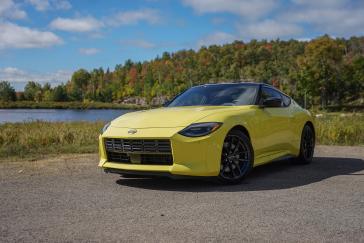 Vue avant gauche de la Nissan Z 2023 garée devant une forêt.