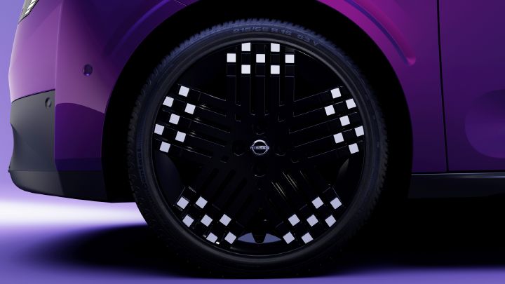 Blad met automotive conceptschetsen van futuristische auto-ontwerpen, gezien van voren, opzij, van achteren en in driekwartaanzicht. Paarse en zwarte voertuigen hebben witte draadmodelcontouren, schaakbordaccenten, aerodynamisch koetswerk, extra grote wielen en opvallende gestileerde belettering op een zwarte achtergrond.