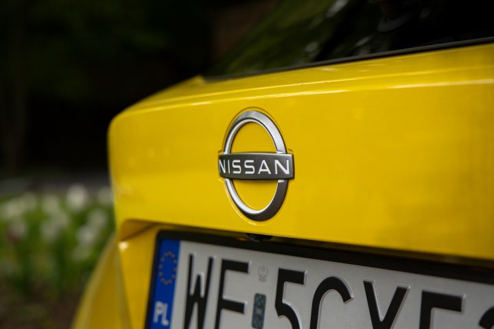 Zbliżenie na logo na pokrywie bagażnika Nissana Juke