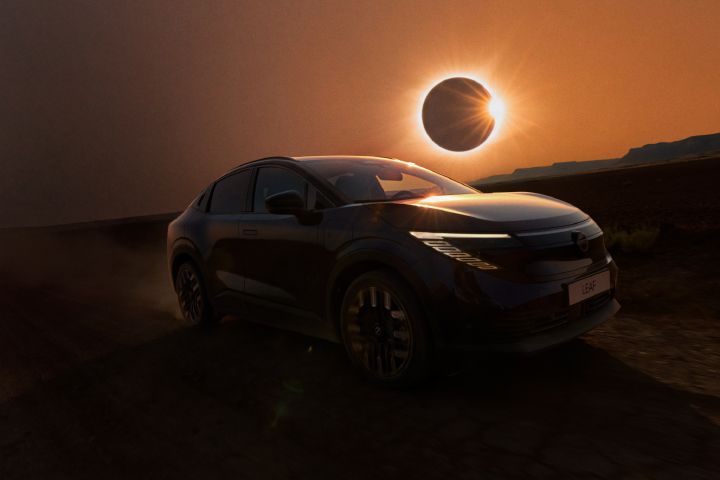 NISSAN LEAF un eléctrico de otro planeta se presenta durante el eclipse total