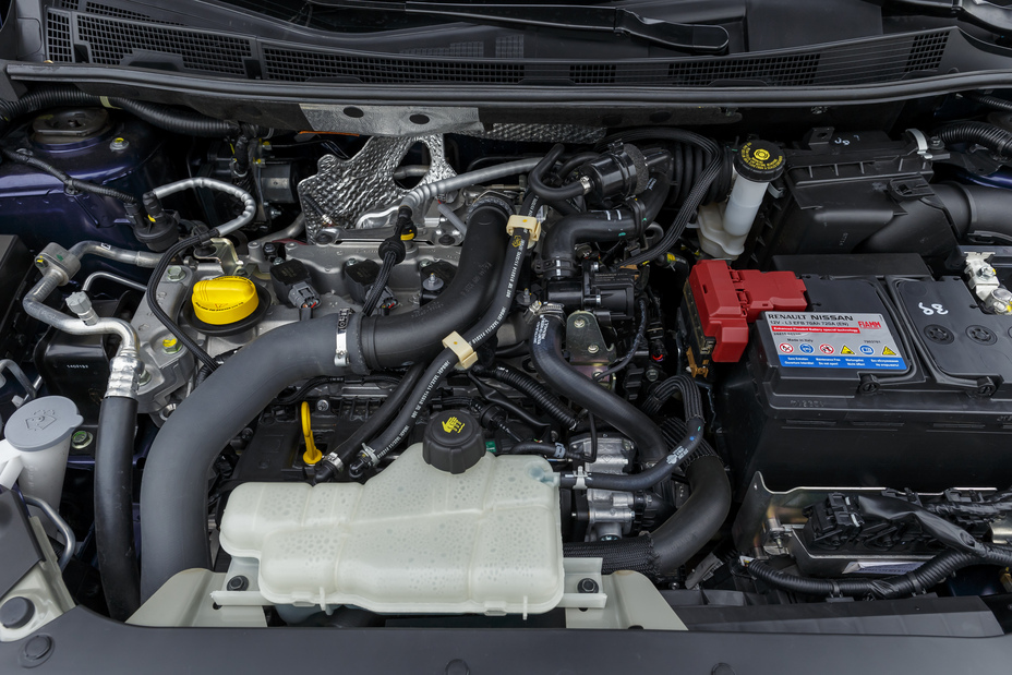 Nissan Pulsar Blue - Engine