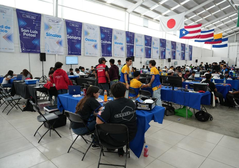 Participantes de la competencia en instalaciones de Universidad Nissan