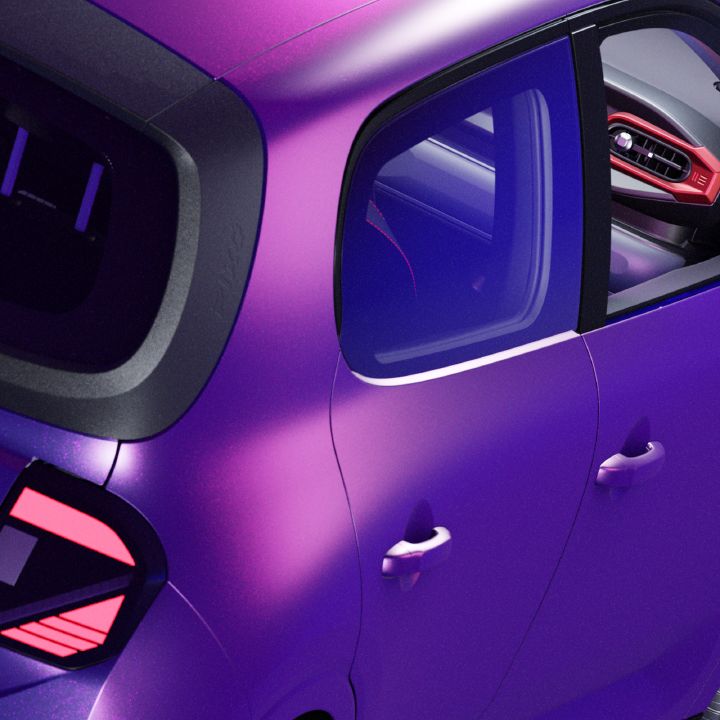 Photographie mettant en valeur l’extérieur d’une voiture électrique violette. Le gros plan présente la lunette arrière sombre, les vitres teintées, les poignées de porte sculptées, le feu arrière rouge et noir ainsi que le tableau de bord à accents rouges visible à travers l’habitacle.