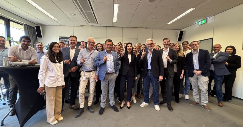 Groepsfoto van medewerkers van Nissan eNEST, verantwoordelijk voor verkoop- en service-activiteiten van Nissan Benelux en Scandinavië.