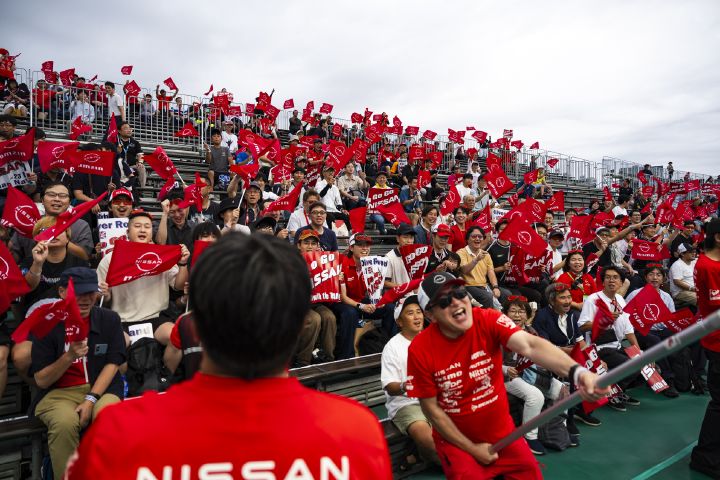 Jubelnde Fans auf der Tribüne des Nissan Formula E-Teams während des E-Prix-Wochenendes in Tokio.