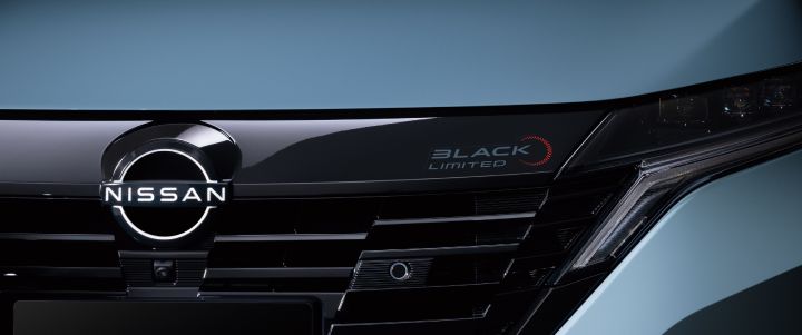 フロントグリルに配置されたBlack Limited専用エンブレムのクローズアップ