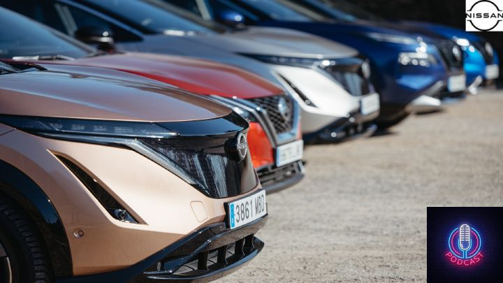 Varios modelos de carros de la marca Nissan.