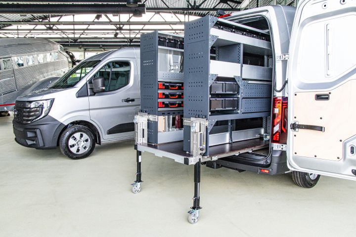 Ausgezogenes Werkstattmodul im Nissan Interstar PlugVan