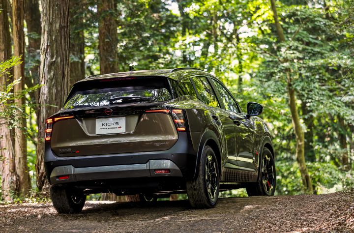 キックス「ROCK CREEK」が、左向きのリヤ3/4アングルで森林の中の未舗装路に停車している。自然に囲まれた環境の中で、キックス「ROCK CREEK」のタフさとアウトドアでの走破性を表現したシーン。