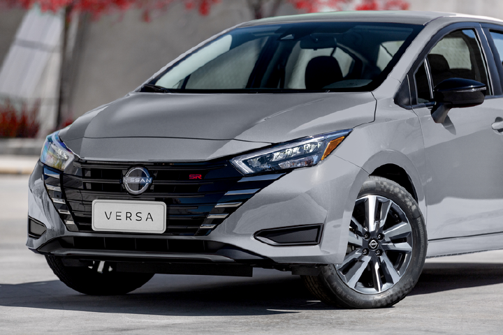 Imagen del 2024 Nissan Versa SR de color gris.