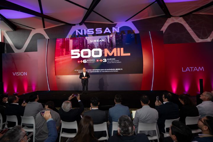 Ivan Espinosa, CEO da Nissan, apresenta durante o evento