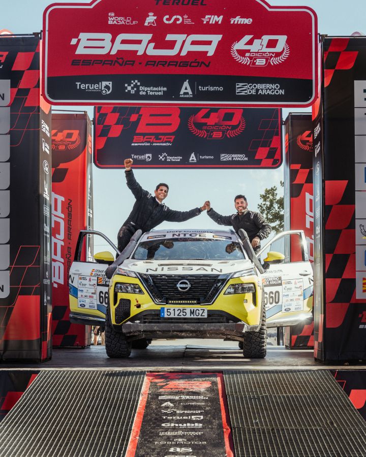 Drivers of Baja Rally at the finish line of the race in the modified X‑Trail: Cesar Fernandez (left) and Jonatan Gijon (right)