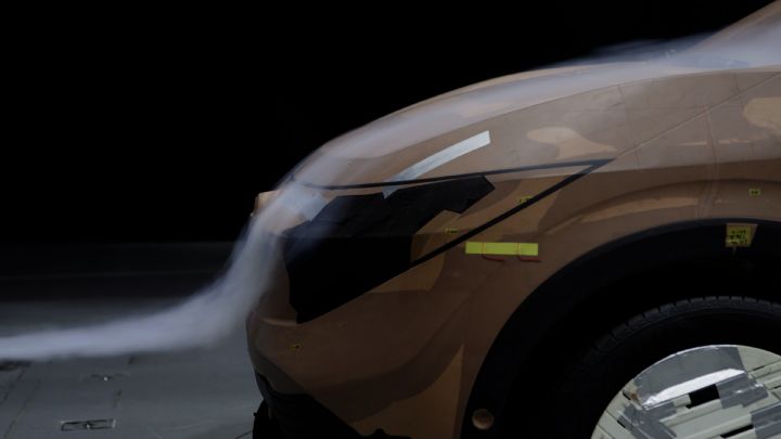 Nahaufnahme der Front eines LEAF Tonmodells in einem Aerodynamik-Testtunnel, der Luftstrom läuft entläng der Fahrzeugkontur.