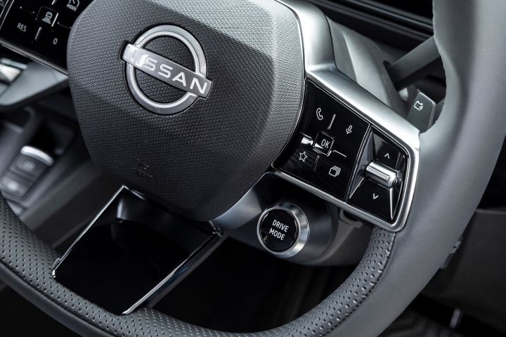 Nissan MICRA interior dashboard steering wheel view