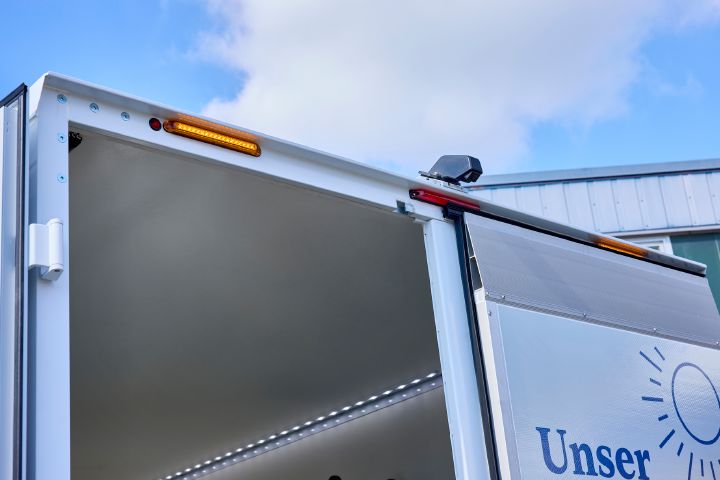 Detailaufnahme vom linken Blinker am oberen Rand des Bäckereikoffers am Heck des Nissan Interstar-e