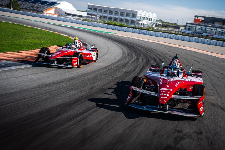 Verfolgungsaufnahme von Norman Nato (links) und Oliver Rowland (rechts) in ihren Autos für die Saison 2025/26 auf der Rennstrecke in Valencia.
