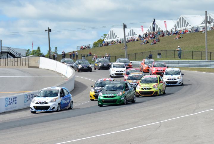 Un grand groupe de Nissan Micra lors de la Coupe Micra