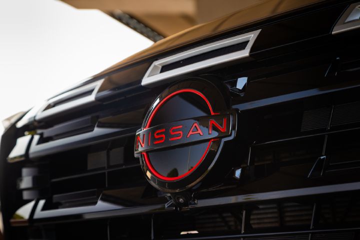 Detailaufnahme vom Logo mit roter Schrift des Nissan X‑Trail